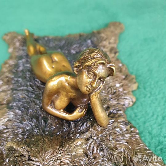 Статуэтка бронза Девушка на шкуре медведя Эротика