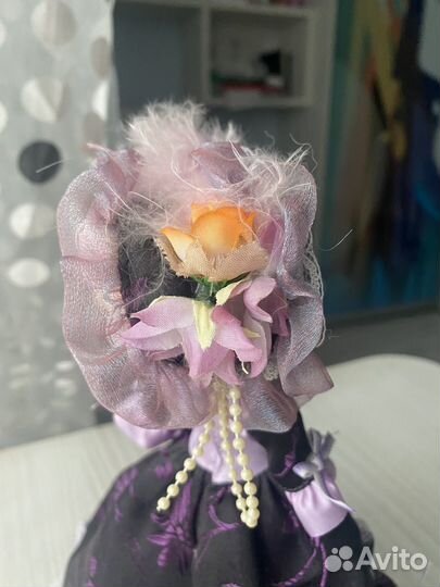 Кукла фарфоровая