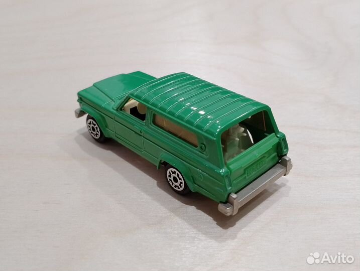 Jeep Cherokee с собакой в багажнике