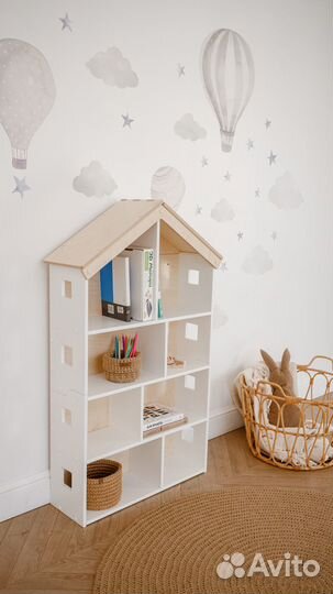 Стеллаж для детской комнаты из натурального дерева