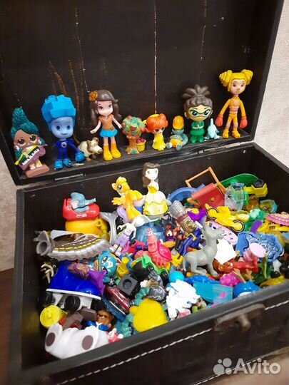 Игрушки из киндеров, горшок, погремушки