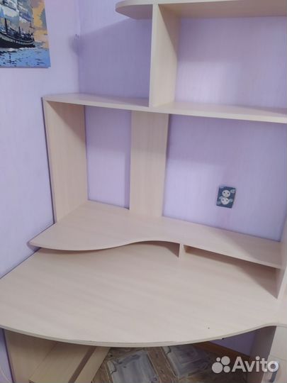 Письменный стол с полками