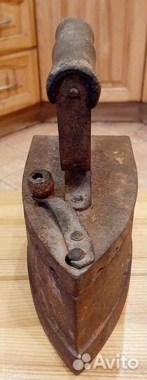 Старинный утюг на углях