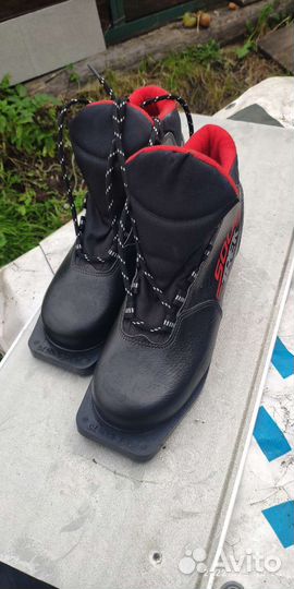 Лыжные ботинки 39 новые