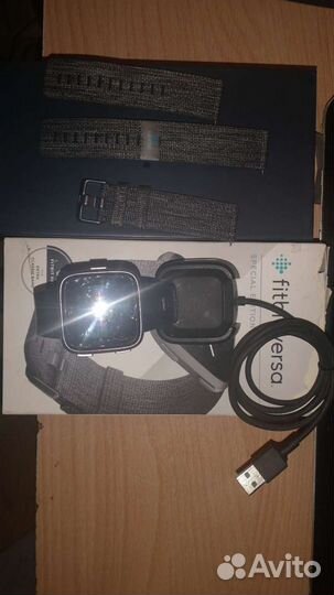 Смарт часы Fitbit Versa Special Edition