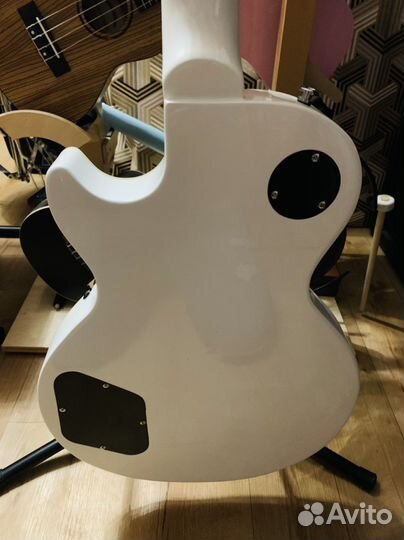 Электрогитара Les Paul + Аксессуар