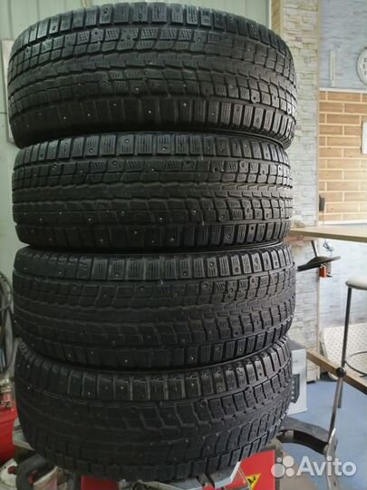 Dunlop SP Winter Ice 01 215/65 R16