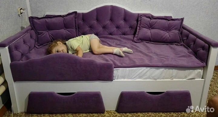Детская кровать с мягкой спинкой и бортиком