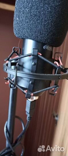 Студийный конденсаторный микрофон