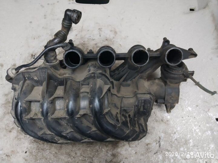 Коллектор впускной Volkswagen Golf 5 2.0