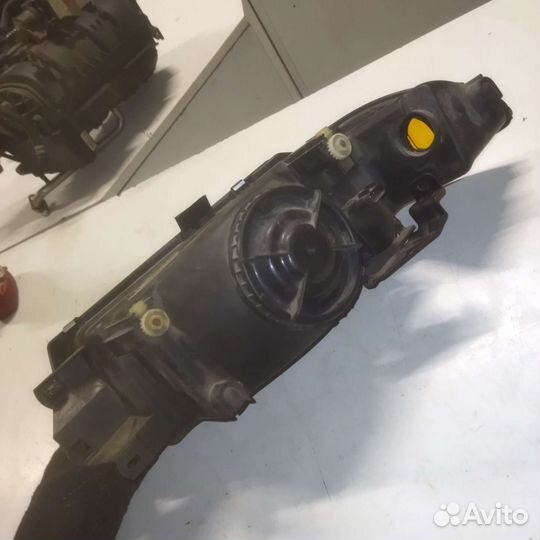 Фара правая Mitsubishi Carisma