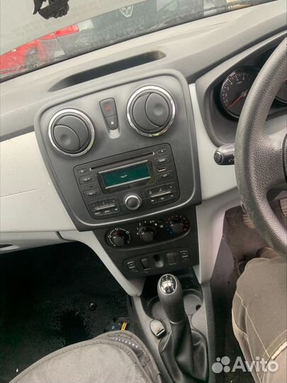 Фара Dacia Sandero (2012-2020)