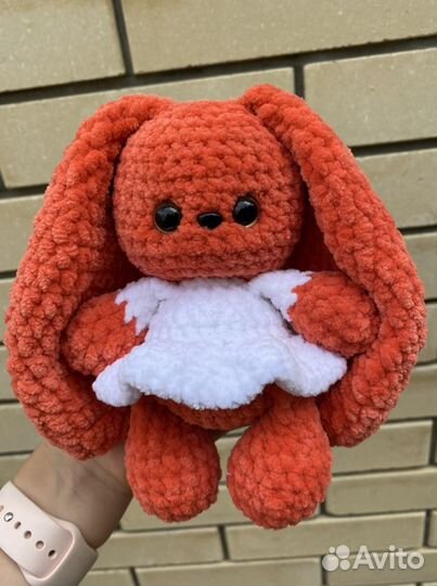 Вязанная игрушка «зайка в юбке»