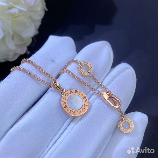 Золотая подвеска женская Bvlgari