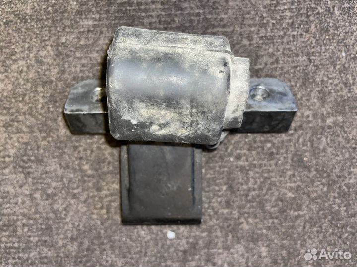 Harley-Davidson Dyna передний кронштейн двигателя