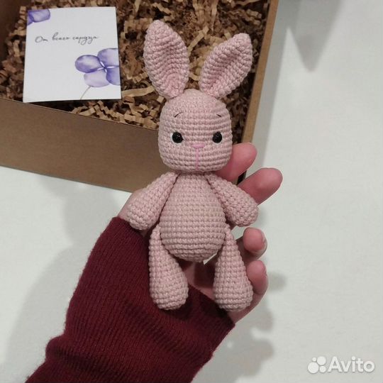 Вязаная игрушка ручной работы зайка