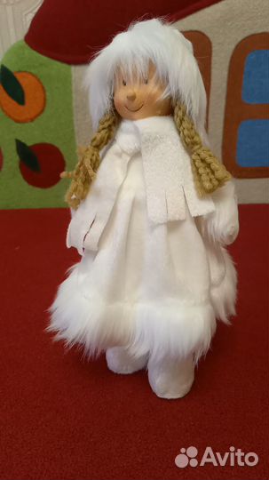 Кукла интерьерная Девочка в белой шубке 41 см