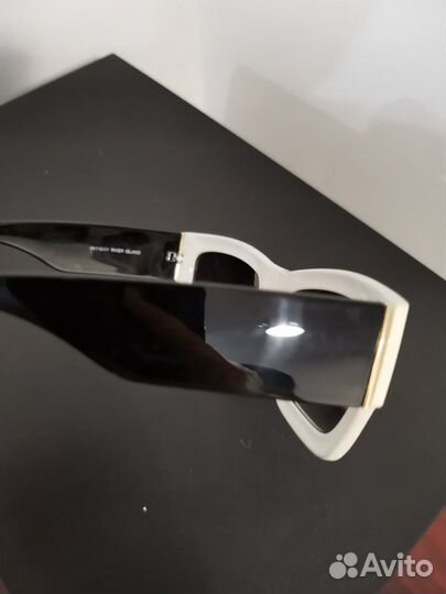 Очки в массивной оправе