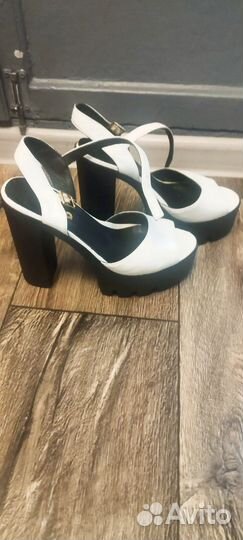 Босоножки на высоком каблуке кожаные