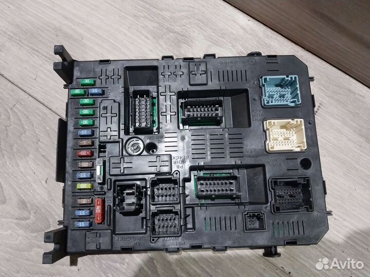 Блок предохранителей Peugeot 308 блок комфорта