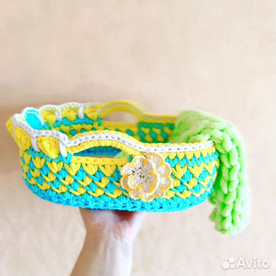 Вязаная люлька для куклы