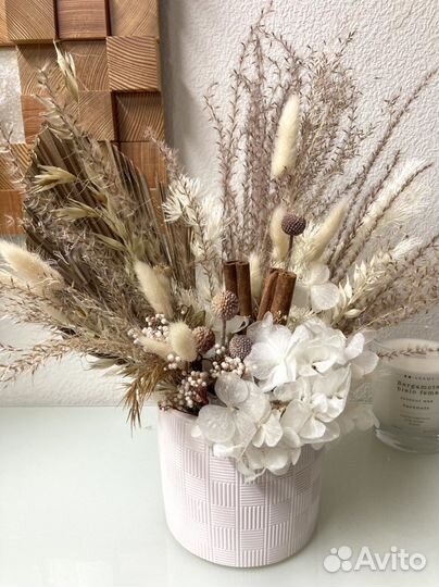 Композиция из сухоцветов в кашпо