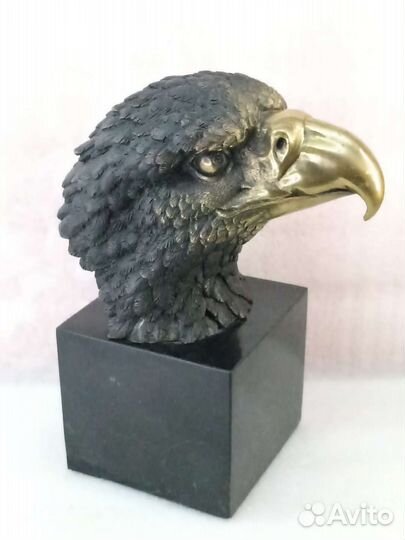 Статуэтка голова сокола. Бронзы литьё