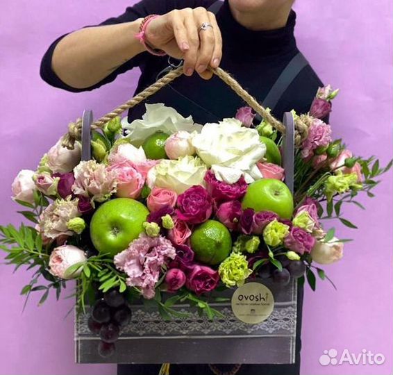 Цветы и фрукты в корзине. Цветочная корзина