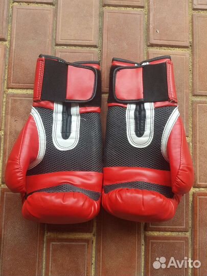 Боксерские перчатки Everlast и накладки на голень