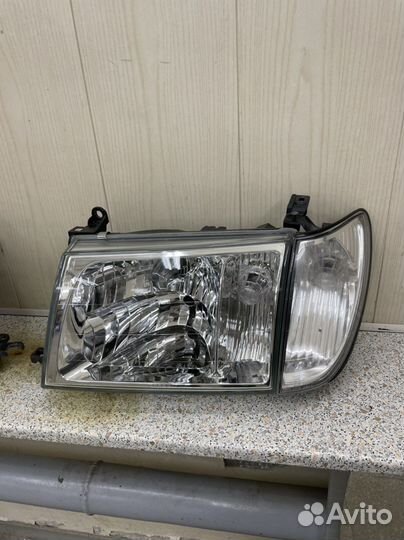 Фара Toyota Land Cruiser 100 Пр, Лев