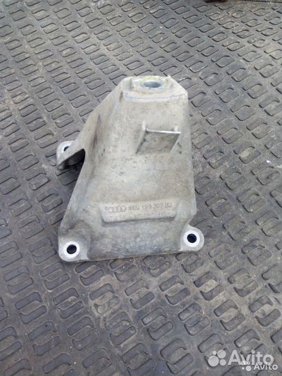 Кронштейн двигателя левый Audi A8 D3