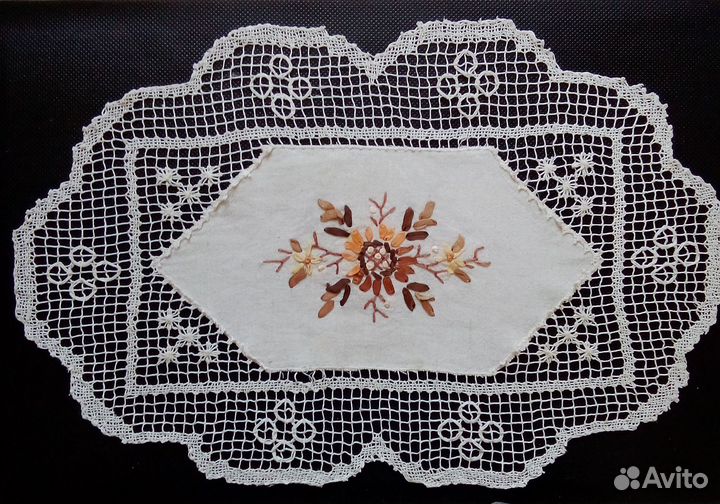 Салфетка льняная овальная с вышивкой лентами