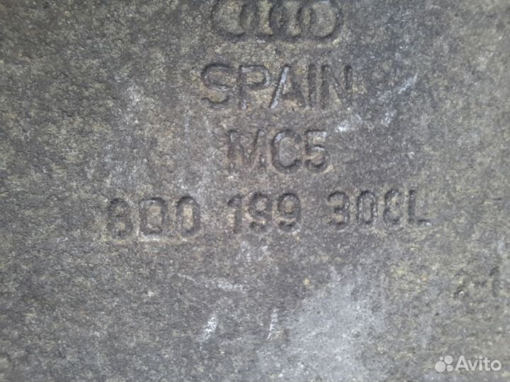 Кронштейн двигателя правый Audi A6 C5