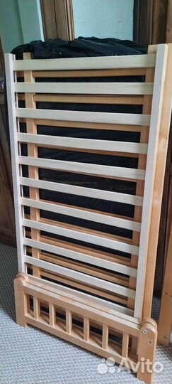 Детская кроватка с маятником