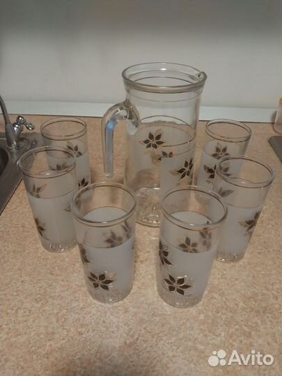 Набор посуды (кувшин и стаканы)