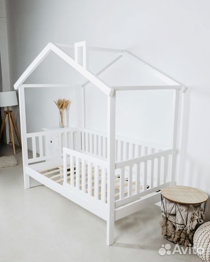 Детская кровать Домик из массива