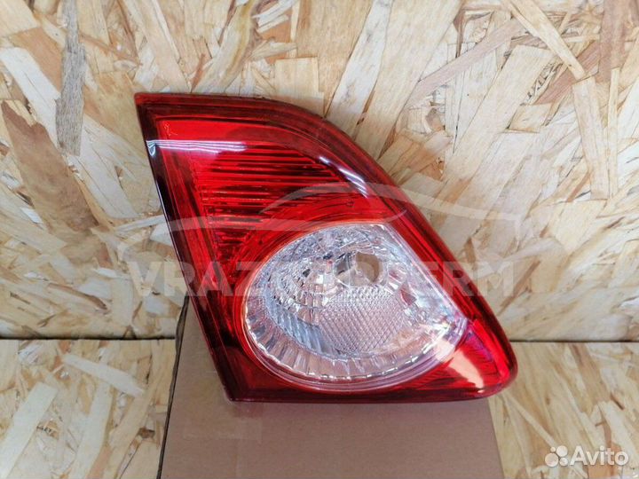 Фонарь задний левый внутренний (в крышку) Toyota C