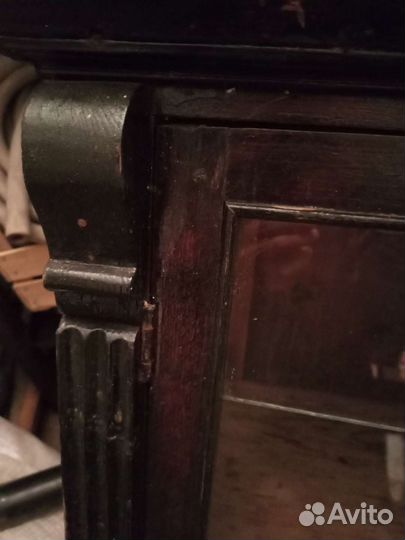 Шкаф старинный навесной