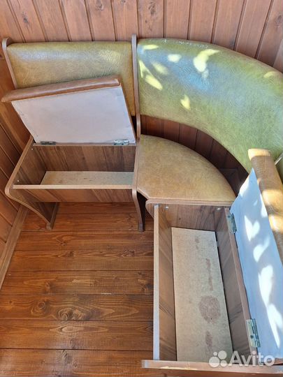 Кухонный угловой диванчик со столом