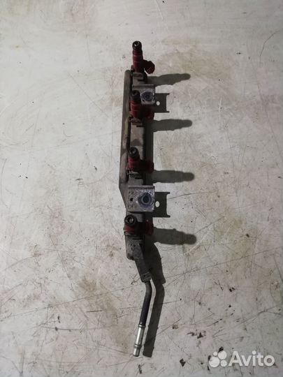 Топливная рейка с форсунками Nissan Primera P12