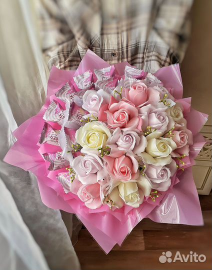 Букеты и композиции из конфет и пенных цветов