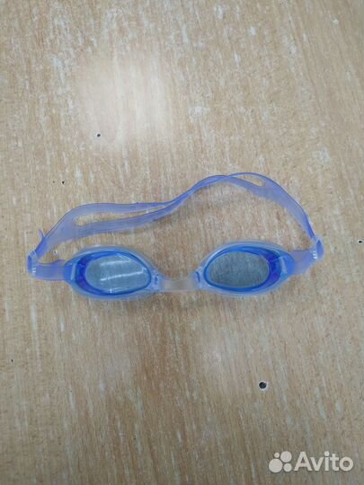 Шапочка и очки для плавания