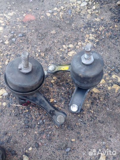 Две левые подушки двигателя тойота камри 40