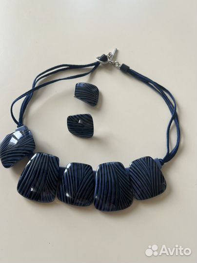 Колье и серьги синего цвета
