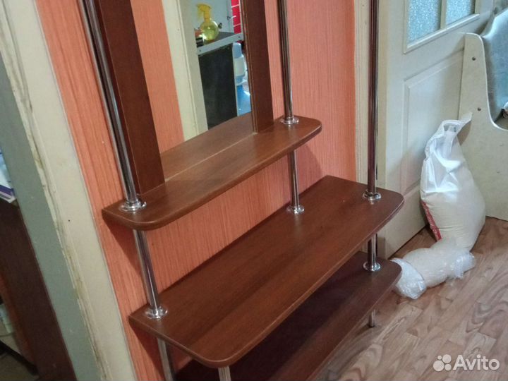 Зеркало с полкой в прихожей