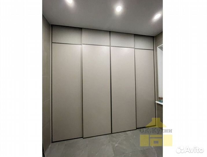 Книжный шкаф