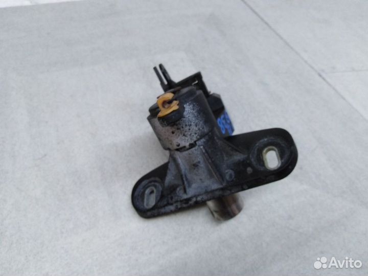 Вставка замка багажника