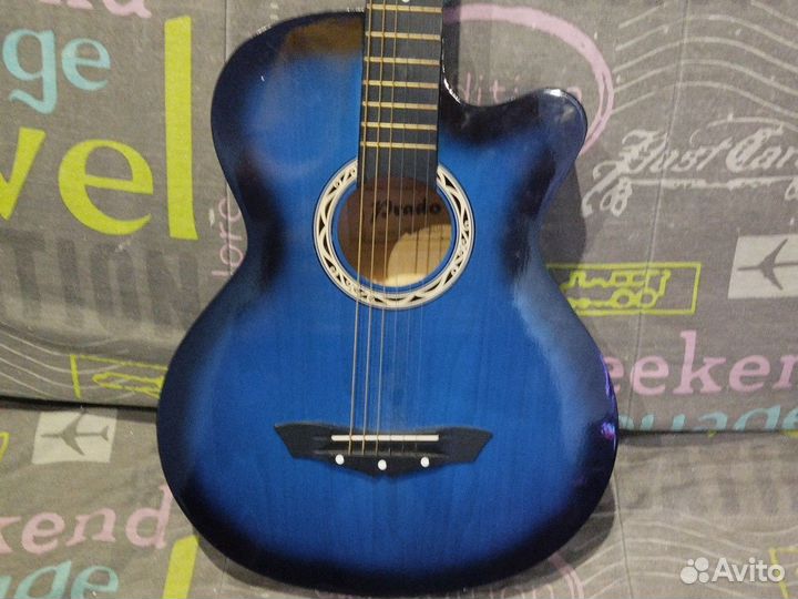Акустическая гитара с чехлом и аксессуарами