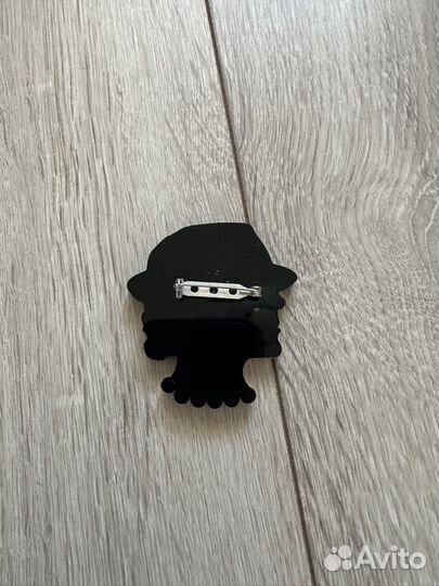 Брошь новая