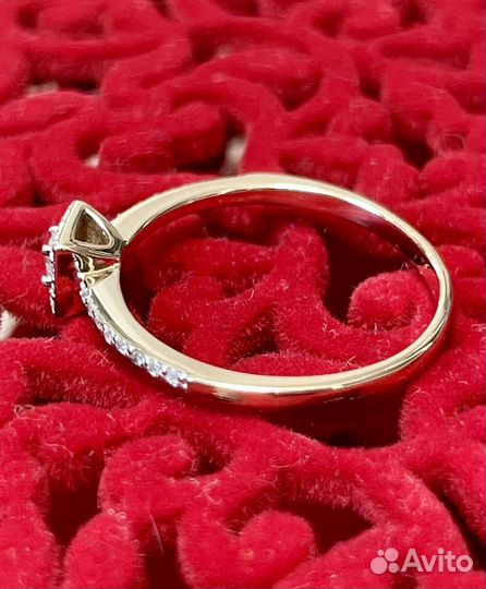 Красивое золотое кольцо с бриллиантами
